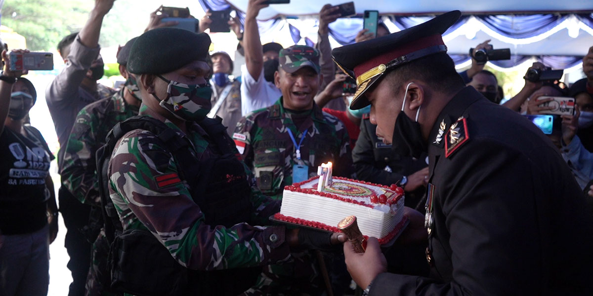 Kapolres Mimika AKBP IGG Era Adhinata meniup lilin kue ucapan ulang tahun dari Danrem 174/ATW, Brigjen Inf Bangun Nawoko pada HUT Bhayangkara ke-74, Rabu (01/07/20).